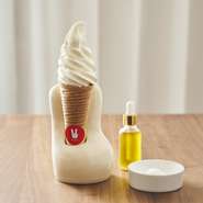 ピースサインの真っ白な陶器に入って登場するソフトクリームは、乳脂肪分が高く濃厚で甘みのある北海道産ジャージー牛乳がベース。ここにスキムミルクや生クリーム、グラニュー糖を混ぜたホームメードだ。