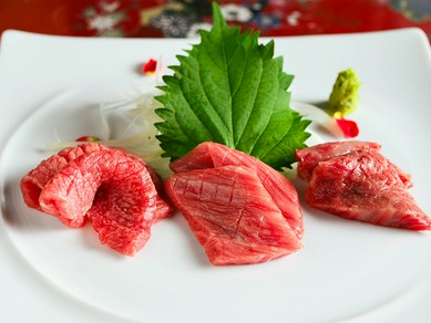 神戸牛をダイレクトに堪能できる一品『神戸牛炙り肉刺し　三種盛り（赤身／中トロ／大トロ）』