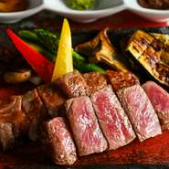 肉のきめが細かく、舌触りはとても柔らか。肉厚のステーキでいただくことで一層きわ立ち、それこそが神戸牛が最高級と呼ばれる所以。「ザ・神戸牛」と呼ぶにふさわしく、上品で濃厚な余韻を感じられます。