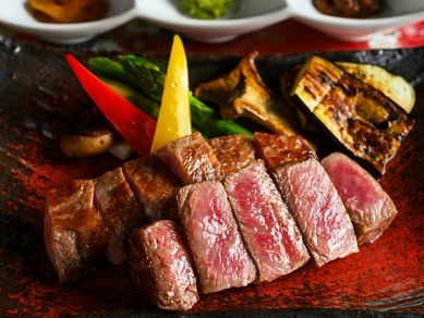 鼻孔をくすぐる香りと、人肌で溶け出すほど融点が低く上質なサシを味わえる『神戸牛 サーロインステーキ』