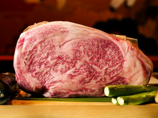 肉質が柔らかく、脂身が甘く、とろけるような食感の神戸牛