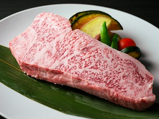 柔らかい肉質、甘い脂、とろけるような食感の「神戸牛」