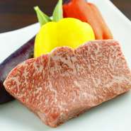 地元熊本県が誇る阿蘇の「あか牛」。赤身肉の旨さと、良質で程よい脂肪のバランスが特徴です。コースでは主にロース肉を提供。柔らかくてジューシー、和牛本来の香りと味を楽しめます。