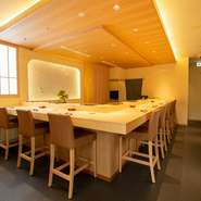 下町風情が漂う西仲通り商店街、通称「月島もんじゃストリート」のビル4階に2023年オープン。隠れ家感たっぷりで、店内に一歩入ると、静かで落ち着いた空間が広がります。通りの賑わいとのギャップも魅力の一つ。
