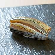 大将の鈴木氏は築地の老舗寿司店で長年腕を磨いたキャリアの持ち主。丁寧な手仕事が施されたネタの旨さとシャリとの一体感は、正統な江戸前寿司ならではの粋な味わい。大人のデート、ご夫妻での食事にオススメです。