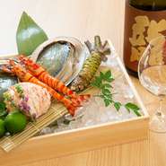 季節の魚介に合う日本酒を順次、銘柄入れ替えで提供。旬のネタと肴にきれいに寄り添う銘酒と共に、季節の美味に憩えます。寿司と和食に合う白ワインやシャンパーニュもあり、ペアリングの楽しみがたくさん。