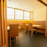 中央区エリアでの接待スポットとして人気上昇中。銀座から近距離でありつつ、下町情緒に和みながら江戸前寿司を楽しめ、いつもと違う雰囲気での宴席に理想的。都外や海外のゲストにも喜ばれる料理・立地・空間です。