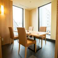 隠れ家感が高い店舗の一画に、2～4名で憩える完全個室を用意。プライベート＆ビジネスシーンの両方で重宝します。夜のとばりが下りた後はしっとりした趣に。2名から利用OKなので、特別な日のデートにも向きます。