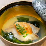 大将が美しい所作で握る寿司と旬の高級海鮮で織りなす『おまかせコース』は、記念日にもぴったり。シャンパーニュなど、特別な日を彩るドリンクも充実。大切な人をエスコートして訪れたい一軒です！