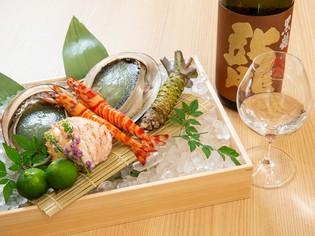 豊洲で上質な旬魚介を仕入れ、各々の持ち味が活きる寿司と肴に！