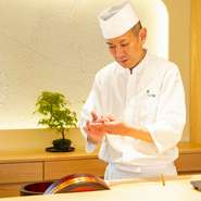 江戸前寿司を気構えなく、ゆったり楽しめる店づくりに尽力。色味を抑えたシンプルな空間は四季折々のネタが映えるための心配り。大将と女将の程良い距離感でのもてなしが心地良く、旨い寿司を自然体で堪能できます。