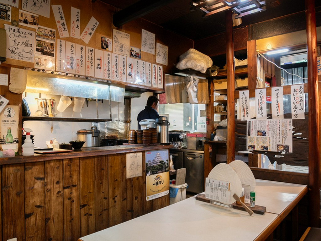 絶品あなごを囲み、笑顔溢れる家族のだんらん