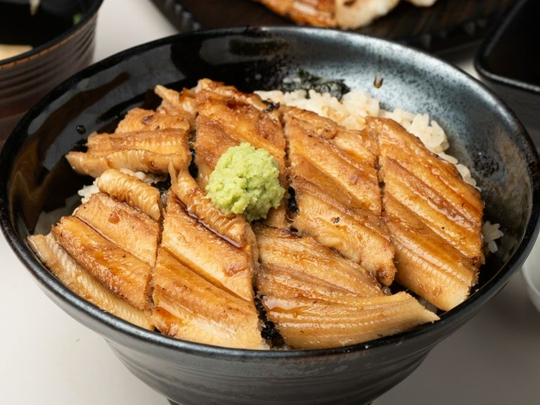 焼いてから蒸し上げる一手間が、おいしさへのこだわり『名物　あなごめし』