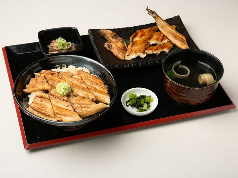 蒸し・焼きを両方とも楽しめ、あなごを味わい尽くせる贅沢な定食『やま義定食（上）』