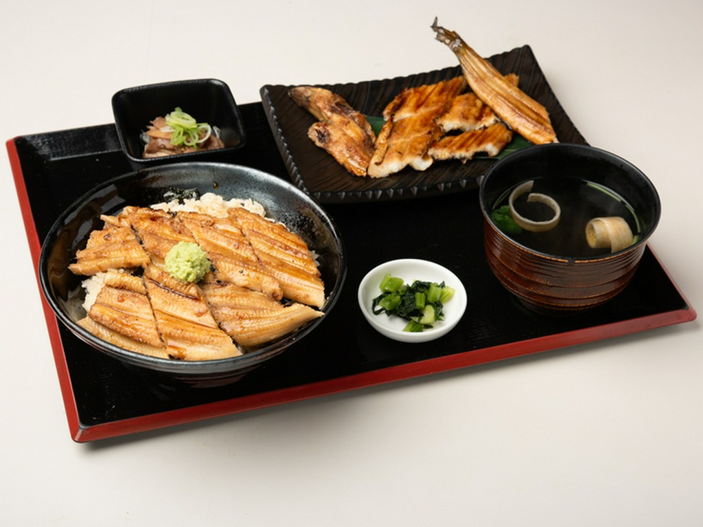 蒸し・焼きを両方とも楽しめ、あなごを味わい尽くせる贅沢な定食『やま義定食（上）』