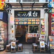 喉を潤してくれる韓国スタイルのドリンクや韓国スイーツを堪能できる店。ランチ後もずっとオープンしているので、カフェタイムにも足を運べます。お腹をしっかりと満たしてくれる屋台メニューも充実。