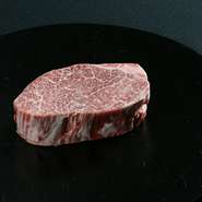 生産頭数が少なく、通常は入手が困難な「尾崎牛」をはじめとする銘柄牛を、長年培った仕入れ力で安定供給。各々の肉のおいしさを堪能できる皿に仕立て、多彩な料理を供しています。贅沢な食べ比べも人気！