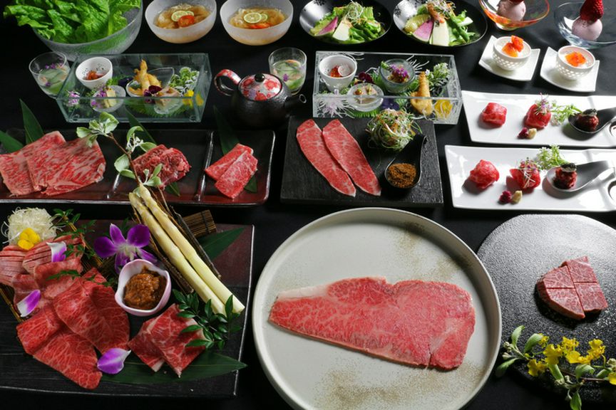 季節の風情を映す前菜など、京都の焼肉店ならではの趣向も評判
