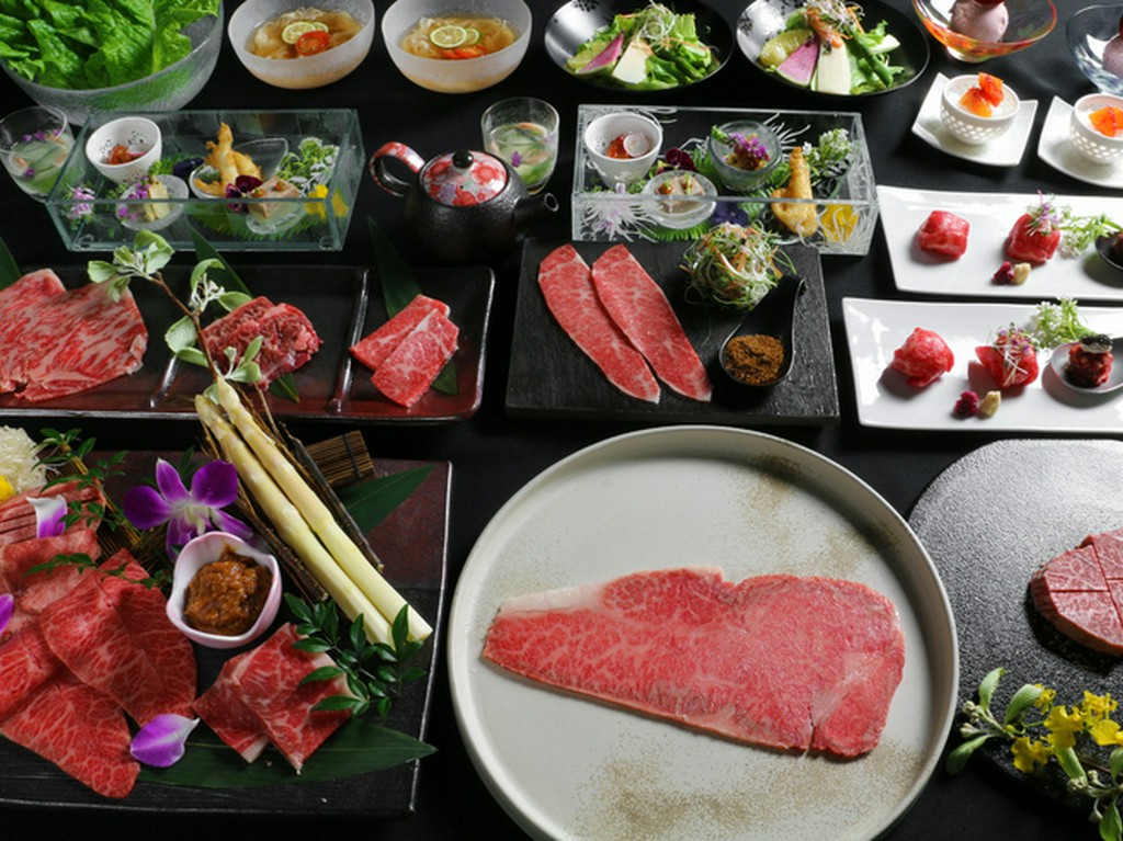 季節の風情を映す前菜など、京都の焼肉店ならではの趣向も評判