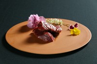 厚切りによって肉汁を閉じ込め、ジューシーかつ香ばしい仕上がりです。