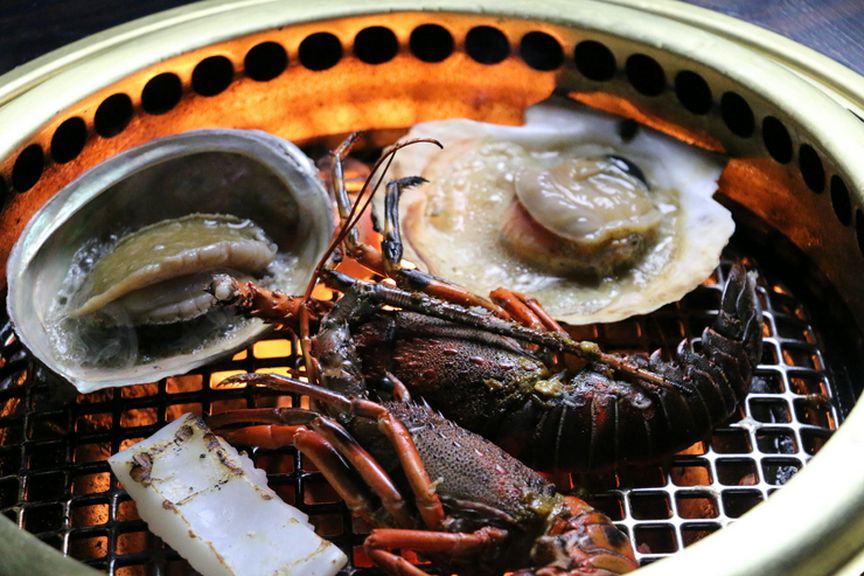 伊勢海老や鮑などの高級海鮮を、炭火で豪快に焼く！『海鮮焼』