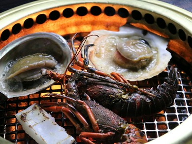 伊勢海老や鮑などの高級海鮮を、炭火で豪快に焼く！『海鮮焼』