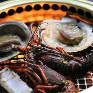 お肉と共に、伊勢海老・鮑・アオリイカ・殻付ホタテなどの海鮮も人気。その時季の最上質食材を選りすぐっているのに加え、炭火ロースターで焼き上げる遠赤外線効果でいっそうのおいしさに。アラカルトでどうぞ。
