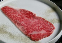 キメ細やかな霜降りとサッパリとした脂の旨味が特徴。