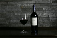 気軽に楽しめる一本から、ハレの日に相応しい“偉大なるワイン”まで取り揃え。順次、銘柄を入れ替えて提供しています。以下は一例、詳細は店舗でご案内。