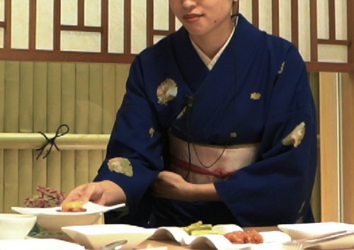 雅な和の空間で、着物スタッフがおもてなし