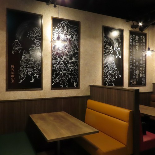 福岡の山笠祭りが描かれたテーブル席