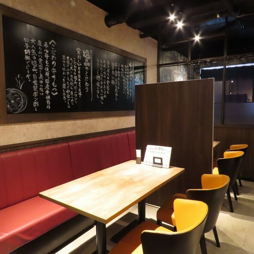 当店のこだわりが描かれたテーブル席