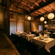築60年の歴史を持つ古民家をリノベーションし、創作フレンチにこだわったレストランが誕生しました。木造建築の素朴な空間は、日本の家屋に備えられた暖かみと優雅さ、懐かしさを感じさせます。