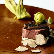 大宮駅東口から徒歩3分、住吉通りに隠れる小さな棟門が秘密の入り口。照明を少し落としたサプライズ感満載の空間で、特別なお時間をお過ごしいただけます。