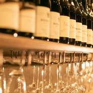 四季折々の食材と料理に合うワインをソムリエが厳選。ヨーロッパやニューワールドの多彩な銘柄が揃い、初めて出合う味わいも多数。好みの酒量に応じて選べる、3種類のペアリングコースがオススメです。