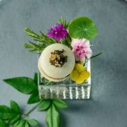 「ここで過ごした一日が素敵な想い出となるように」をテーマとする、きめ細やかなもてなしも評判。記念日利用時は、予約時などに詳細を伝えておくと、デザートを特製プレートに無料でグレードアップできます。