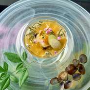 豊富な食材の宝庫・埼玉の新鮮野菜や果物、銘柄肉に加え、日本各地の鮮魚や旬食材、トリュフやジビエなどヨーロッパの上質食材を取り揃え。コース料理の各皿を通して、四季を旅するような食体験に憩えます。