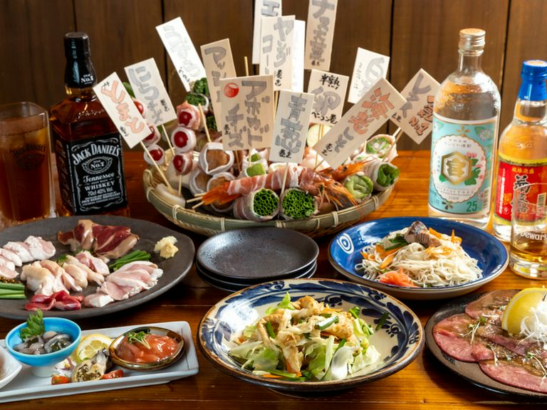 地元の食材を使った逸品を味わい、バラエティ豊かなお酒を楽しむ