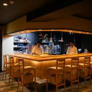 駅近ながら、大通りから一本入った道にあり、隠れ家感が漂う店。魚介が自慢の「割烹鮨」店でありつつ、内装は現代的でスタイリッシュ。オープンキッチンを臨むカウンター席、テーブル席があり、どちらも広々快適！