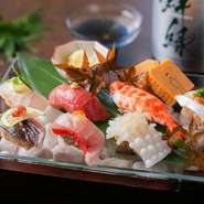 料理一品、寿司一貫ごとの素材と趣向がハイレベル。食べ慣れた食材の新たなおいしさを発見したり、素材の組み合わせの妙に感服したり、食の冒険を楽しむような美味を二人で満喫できます。
