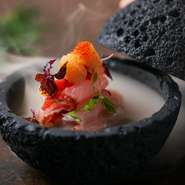 誕生日や結婚記念日など、アニバーサリーディナーの舞台としても素敵。とくに、おまかせの『松コース』がオススメで、一品一貫ごとの味わいと趣向が格別。五感に響く美味が大切な日を彩ってくれます。