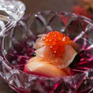 赤坂での女子会の穴場的スポット。華やぎと落ち着きを併せ持つ上質な空間で、和食と寿司の新たな魅力を発見できる逸品を堪能できます。テーブルの間隔が広く、ゆったり憩えるのもうれしいポイント！