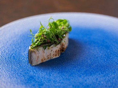 和洋折衷の妙で魚の持ち味がさらに輝く『鰆のバジルの味噌焼き』