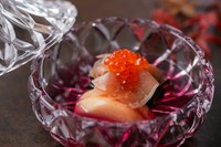 多彩な素材が調和する至福の美味『水前寺菜、桃、生ハムの酢物』