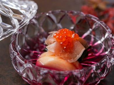 多彩な素材が調和する至福の美味『水前寺菜、桃、生ハムの酢物』