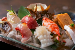 黒酢を使った新趣向のシャリの旨さに感動！『握り寿司』