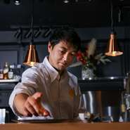 店名は上品で美しい「華」、鮮度の良さを表す「あざ」にちなむネーミング。その通り、新鮮な食材にこだわり、見て美しく食べて幸せを感じる料理と寿司を供しています。上質な空間と温かなもてなしも評判です。