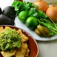 濃厚なアボカド、ハラペーニョ、ライム、各種スパイスでメキシカン テイストに仕上げた、総料理長イチオシのサラダです。