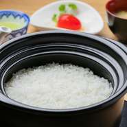 すべての御飯もんメニューに、お味噌汁・ぬか漬けが付きます。余ったご飯をおにぎりにしてお包みすることもできます。