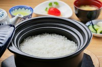 すべての御飯もんメニューに、お味噌汁・ぬか漬けが付きます。余ったご飯をおにぎりにしてお包みすることもできます。